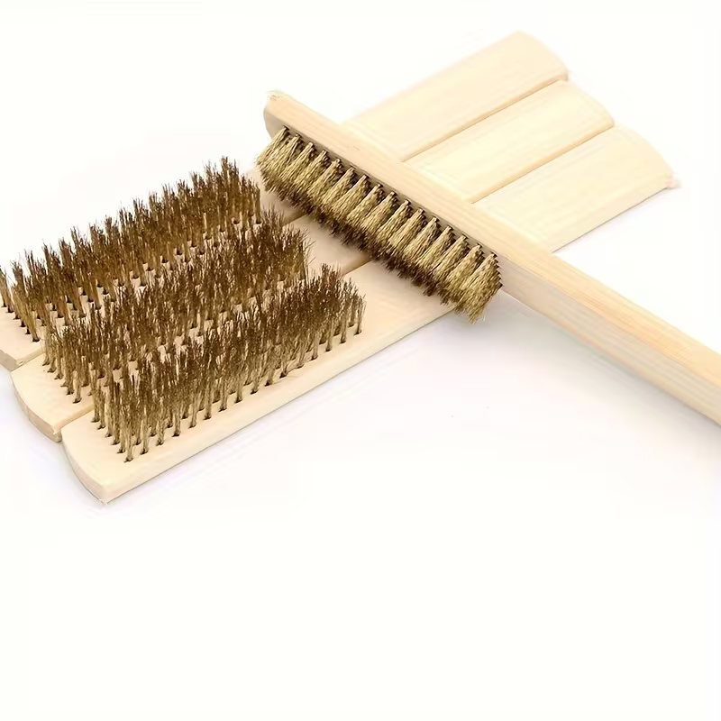 This 4-piece set can reach stubborn stains and is suitable for kitchens and bathrooms.